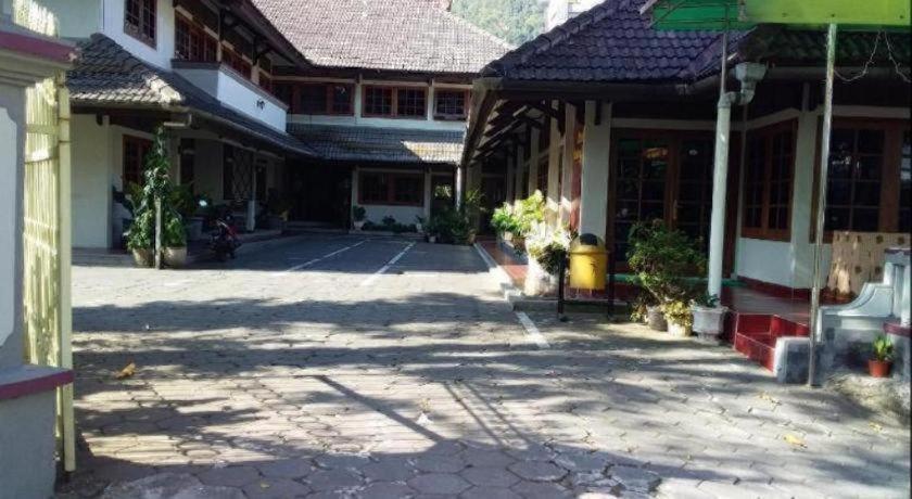 Komajaya Komaratih Hotel Tawangmangu Buitenkant foto